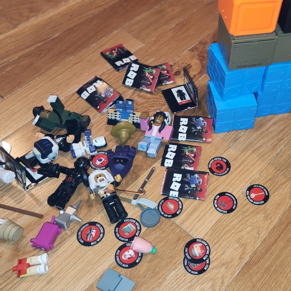 ROBLOX Jazwares LOT With 11 Codes 1 Unscratched ALL FIGURES SHOW No Separating - Picture 13 of 16